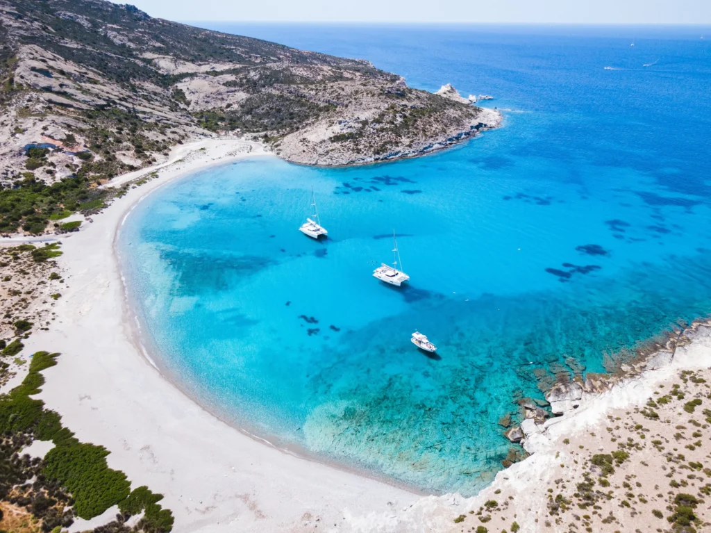 plage bateau visiter milos