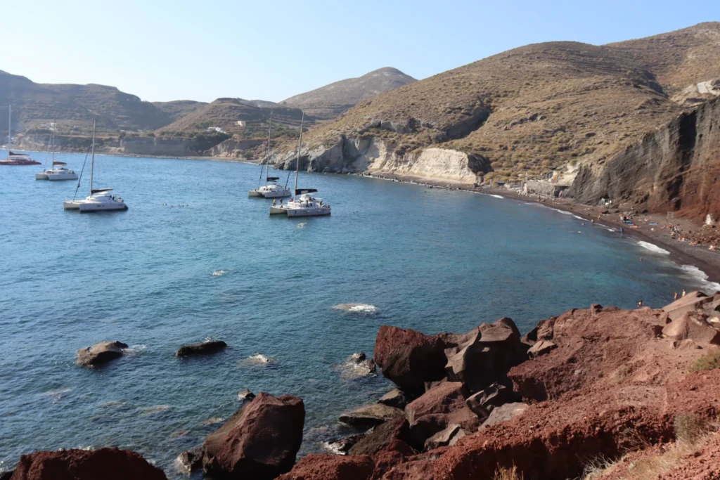 plage rouge santorin