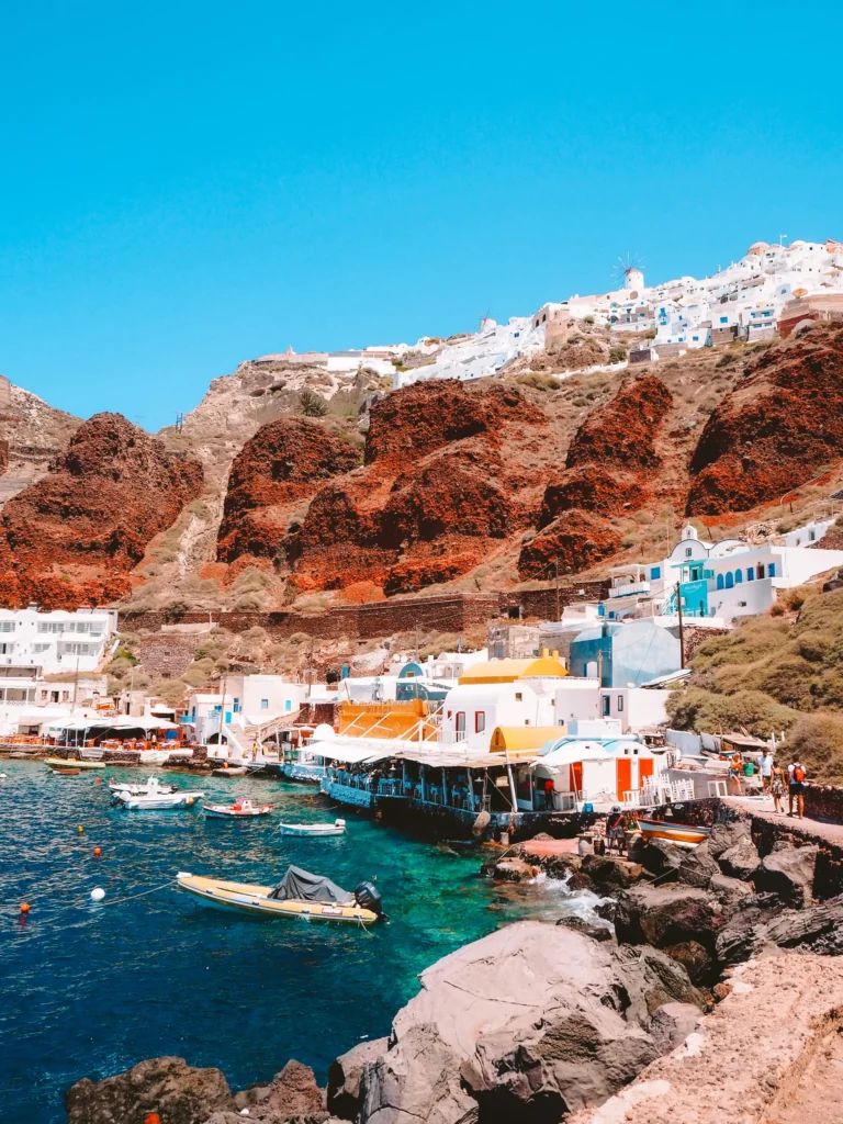 plage rouge santorin ou loger a santorini