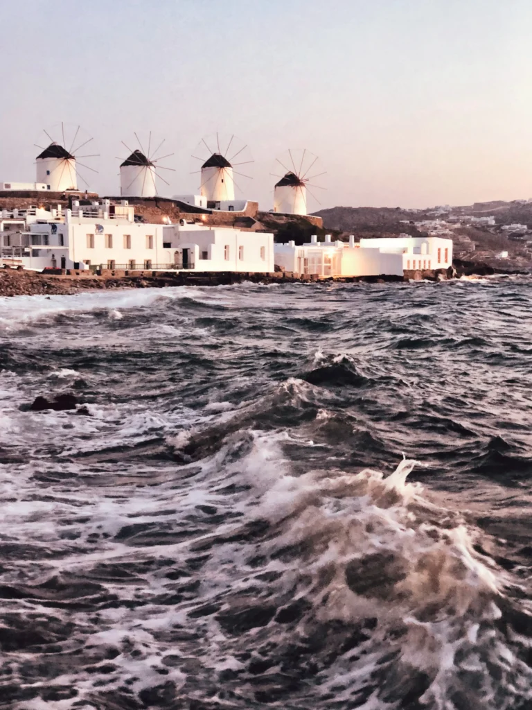 se loger au bord de mer moulins a vent mykonos